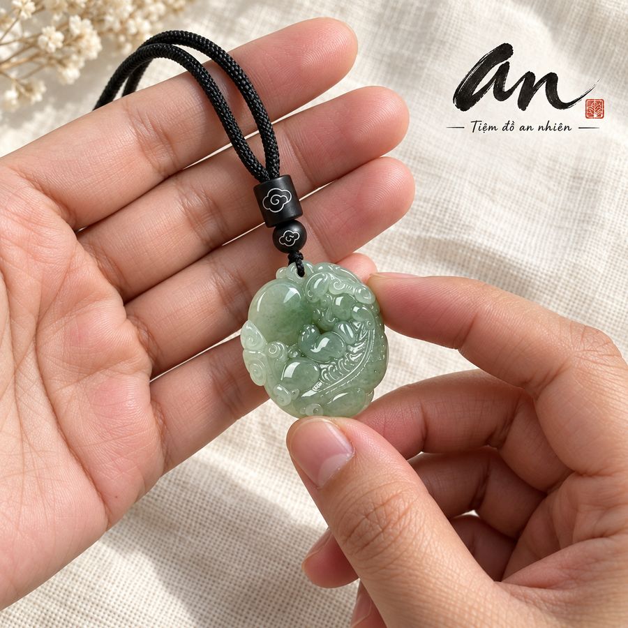 Cầm mặt dây trên tay
