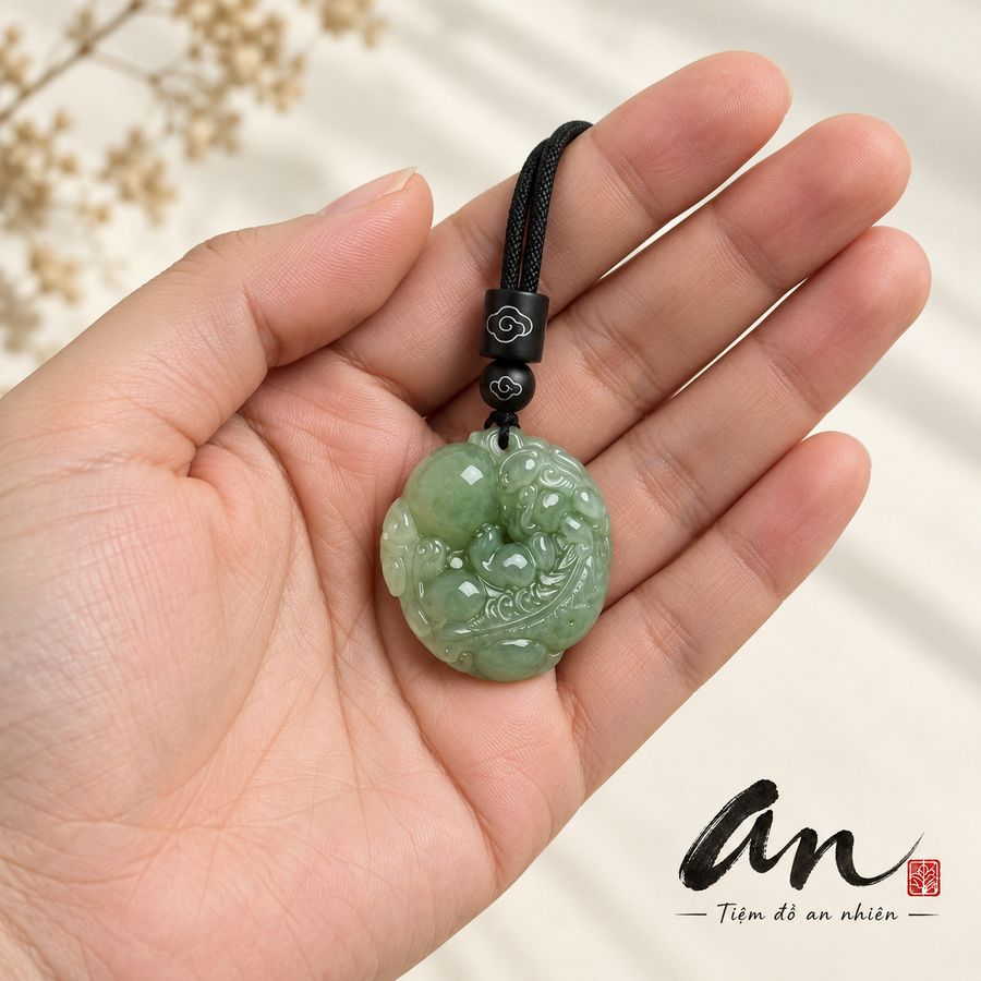Mặt dây đặt trong lòng bàn tay